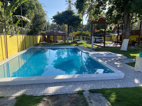 Outdoor pool. Casa De Playa 16 personas asta 350 para eventos especiales