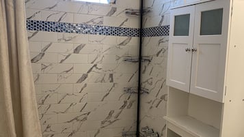 Combined shower/tub, towels, toilet paper