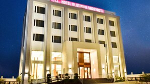 A multi-story hotel with a prominent sign reading "HOTEL PLATINUM SHDAVASI." - Hotel Platinum Shravasti (Ikauna)