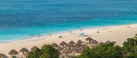 Beach nearby, sun loungers, beach towels