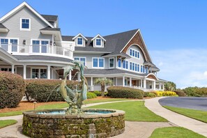 Exterior - See, Feel & Hear the Ocean Waves & Beach Club Pools from this Corner Villa w/ Screened Balcony (Seabrook Island)