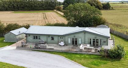 Sleeps6- Hot Tub- Pet Friendly- Log Burner