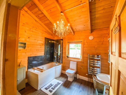 Sleeps6- Hot Tub- Pet Friendly- Log Burner