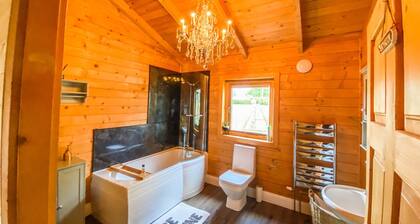 Sleeps6- Hot Tub- Pet Friendly- Log Burner