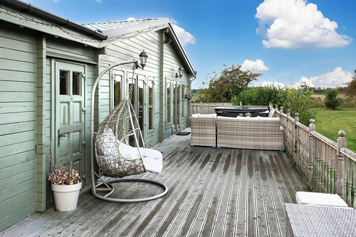 Sleeps6- Hot Tub- Pet Friendly- Log Burner