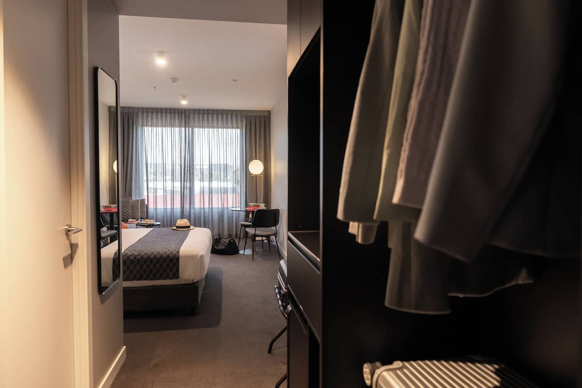 客房內保險箱、書桌、熨斗/熨衣板、折疊床/加床