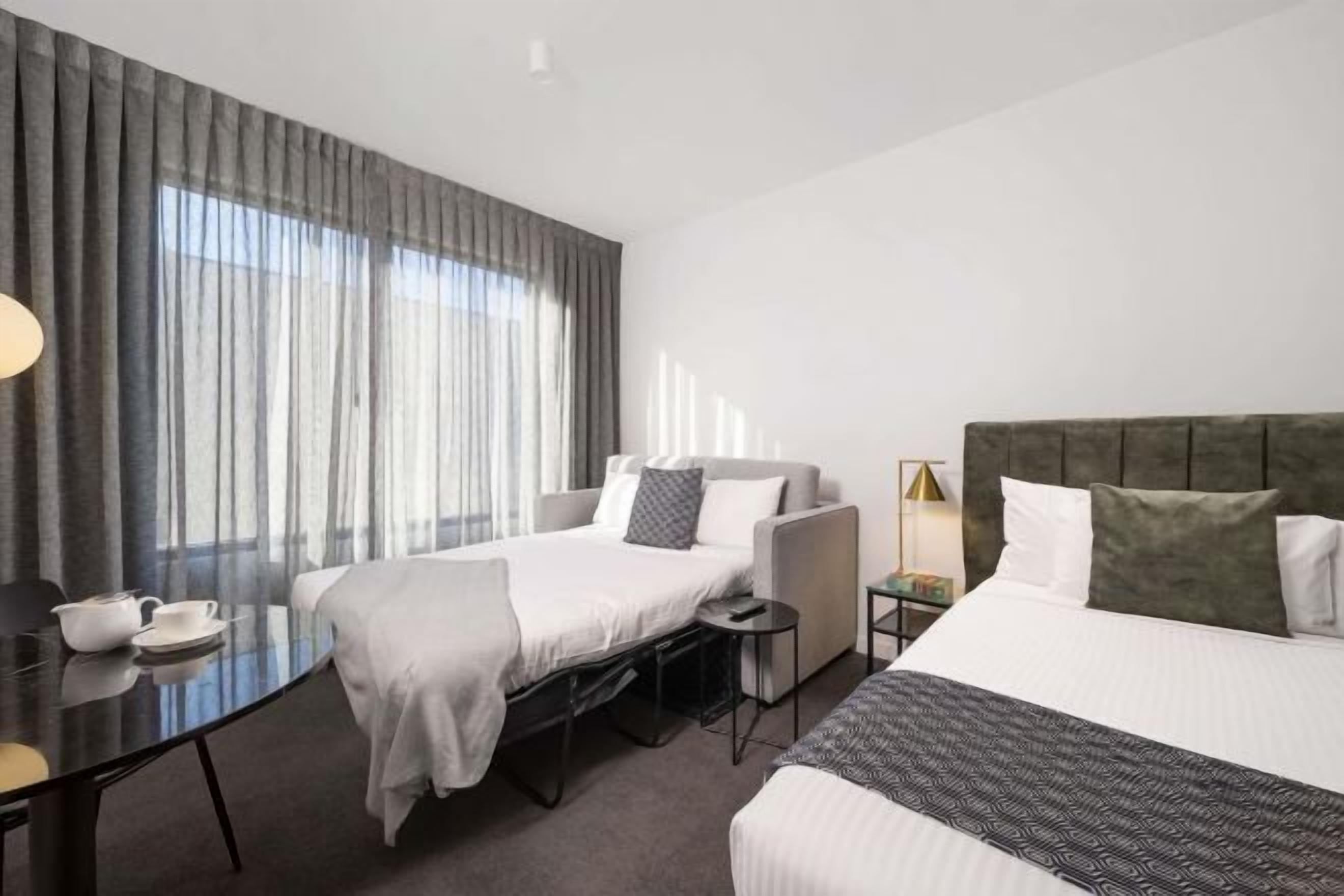 Caja de seguridad en la habitación y escritorio 