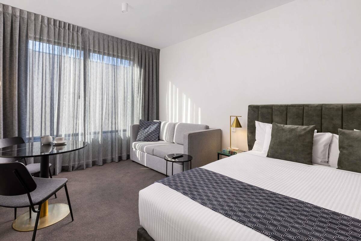 Studio, 1 Double Bed, Kitchen | In-room safe, desk, iron/ironing board, rollaway beds