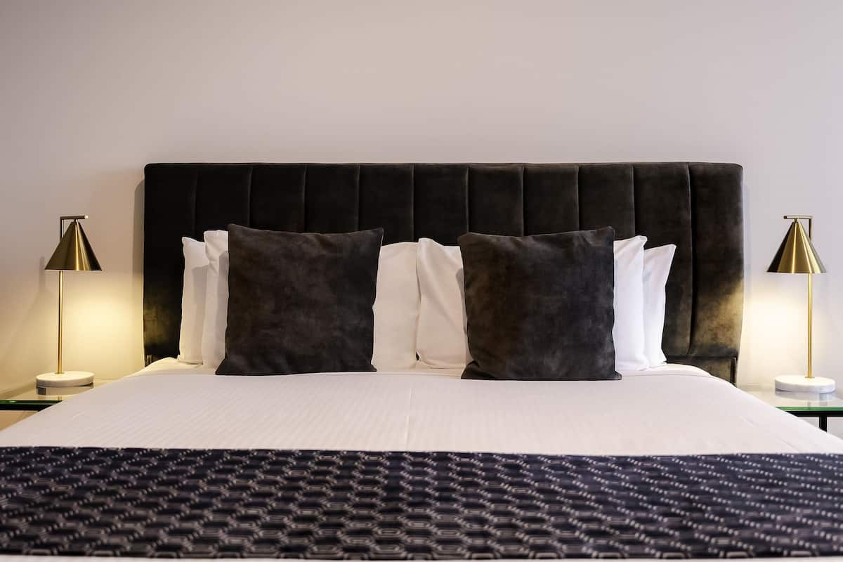 Standard Room, 1 King Bed | In-room safe, desk, iron/ironing board, rollaway beds