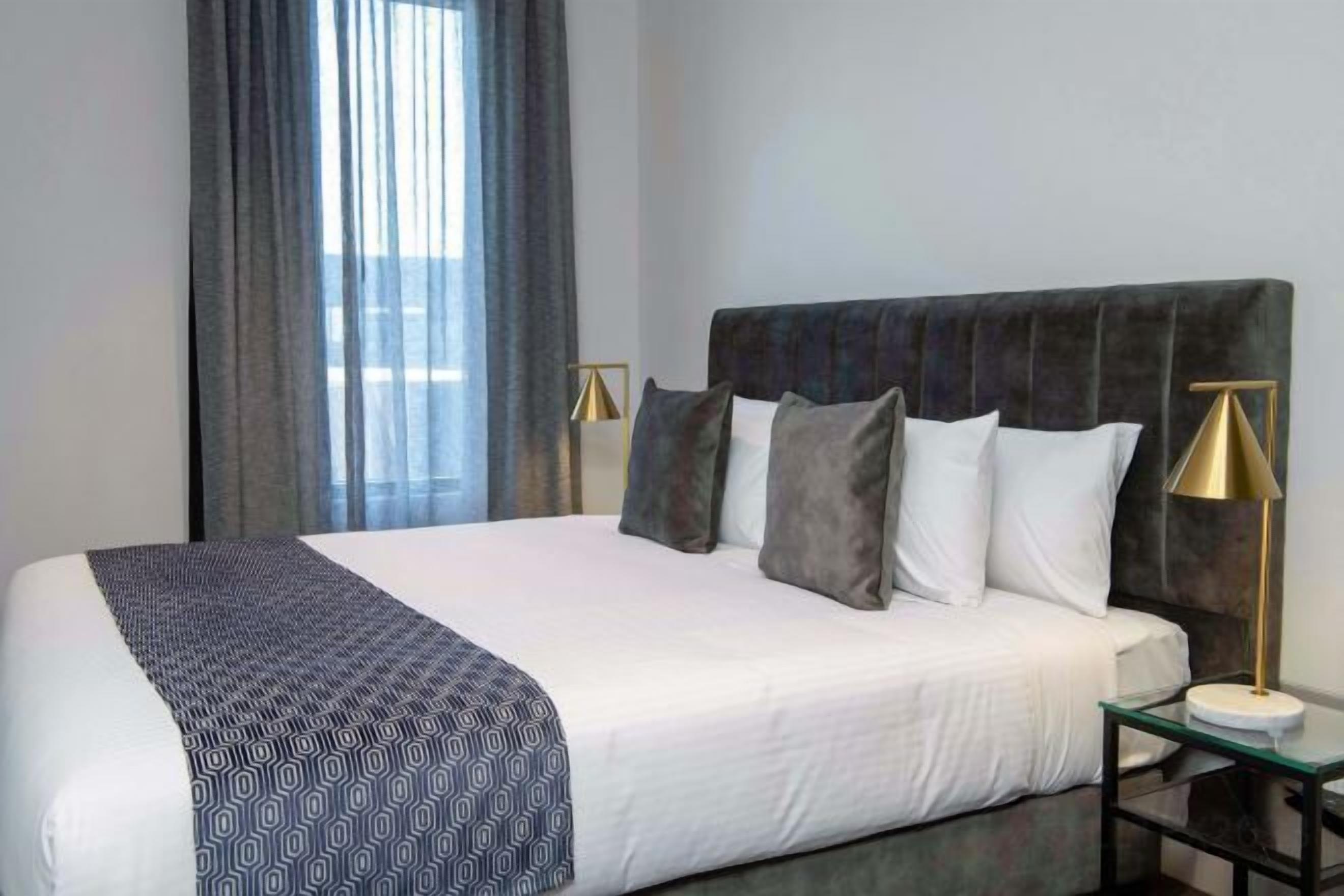 Caja de seguridad en la habitación y escritorio 