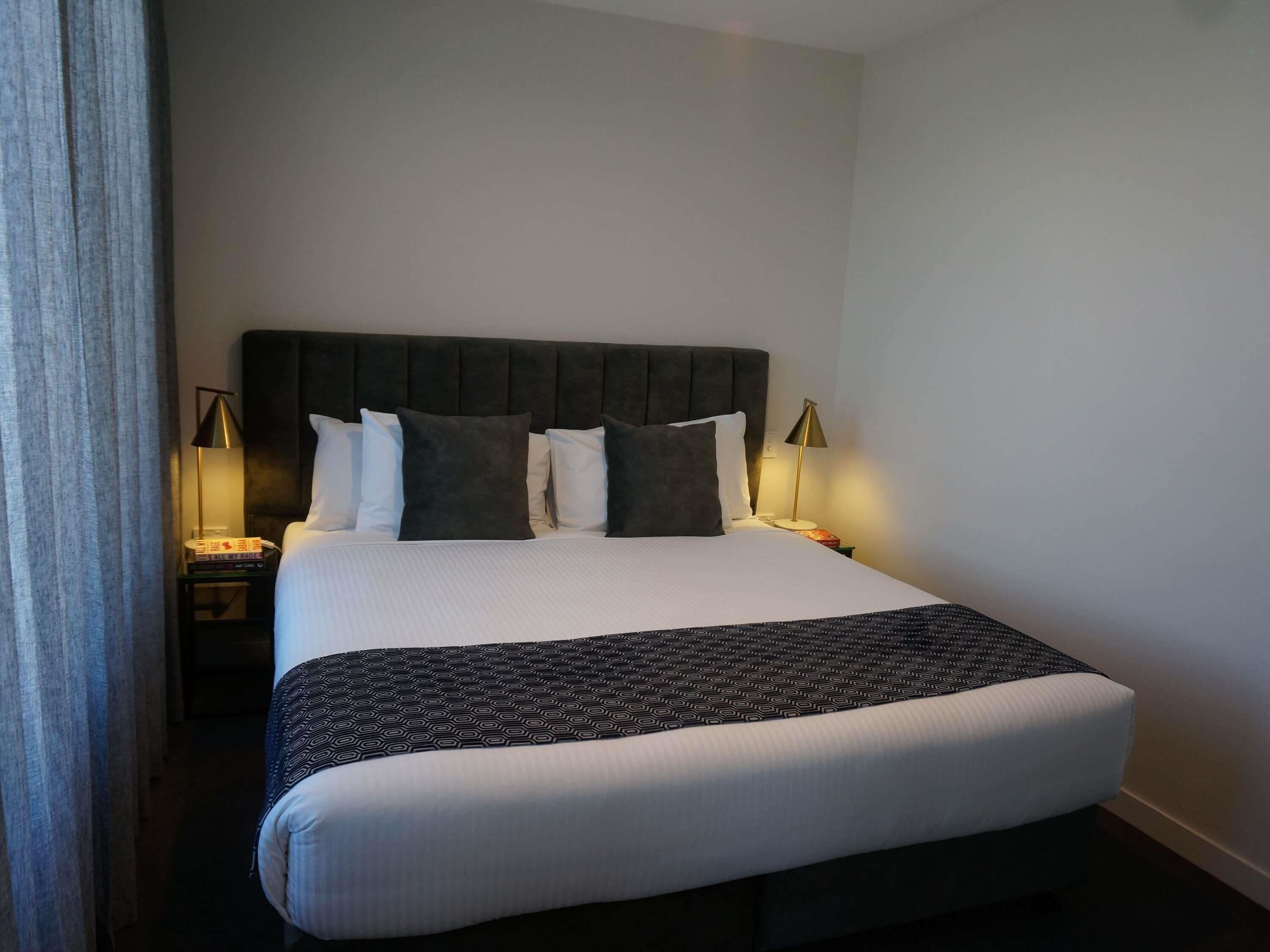 Caja de seguridad en la habitación y escritorio 