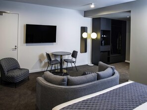 Coffres-forts dans les chambres, bureau, fer et planche à repasser