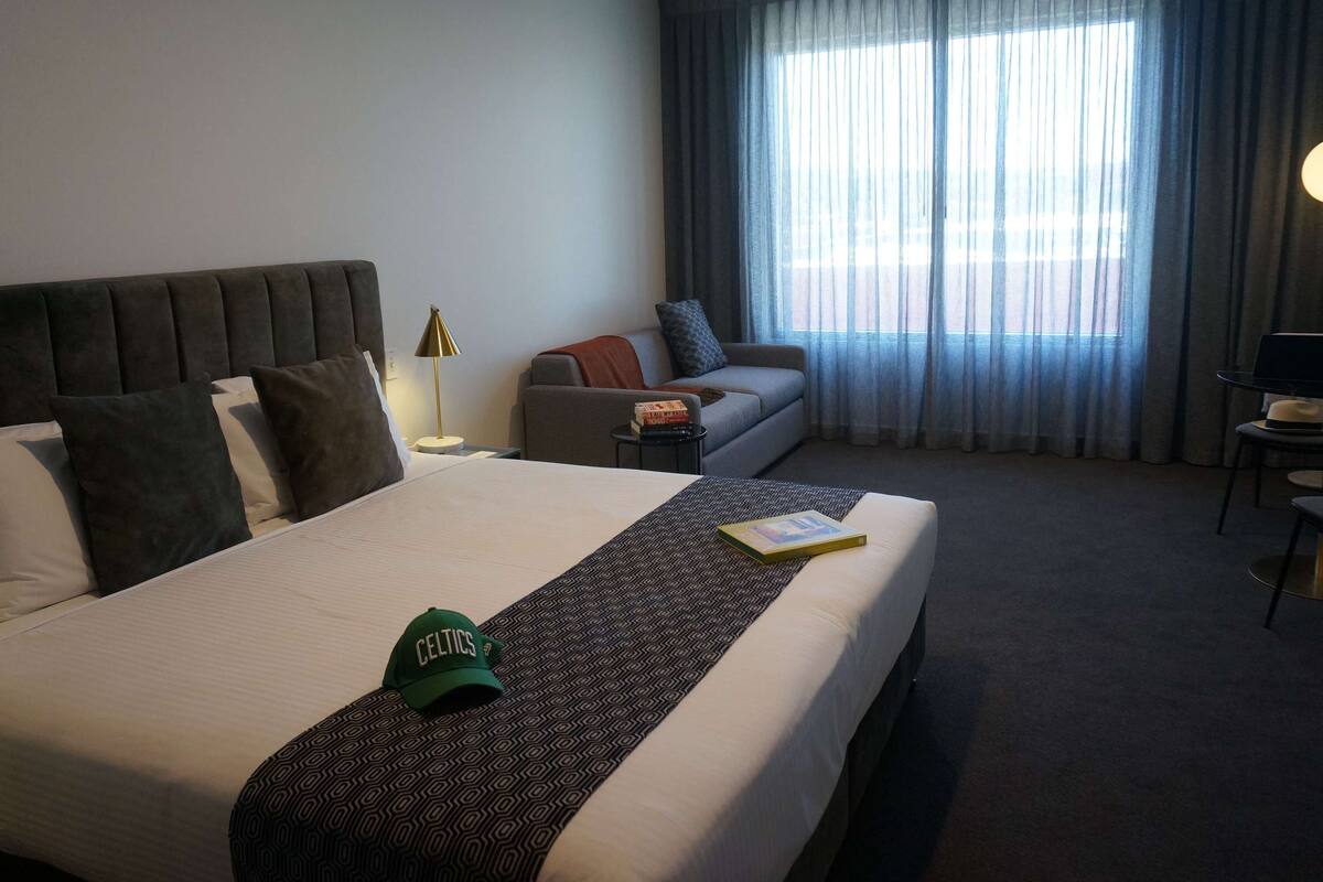 Värdeförvaringsskåp på rummet, skrivbord och strykjärn/strykbräda