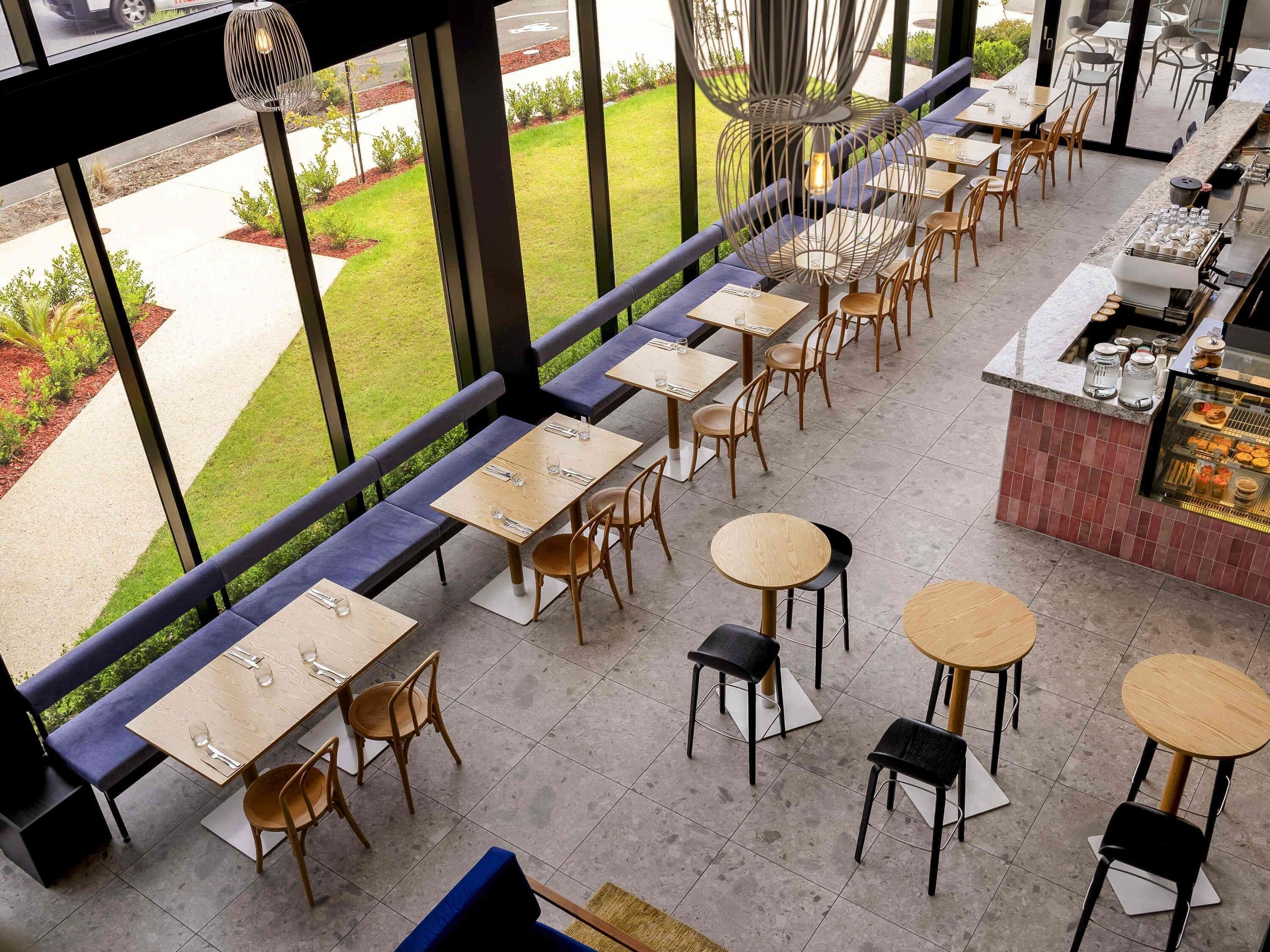 Ein Restaurant mit Außenbereich, einer Bar und Blick auf die Straße.
