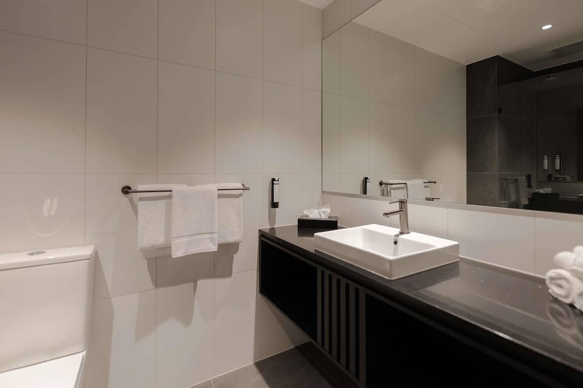 Zimmersafe, Schreibtisch, Bügeleisen/Bügelbrett, Zustellbetten