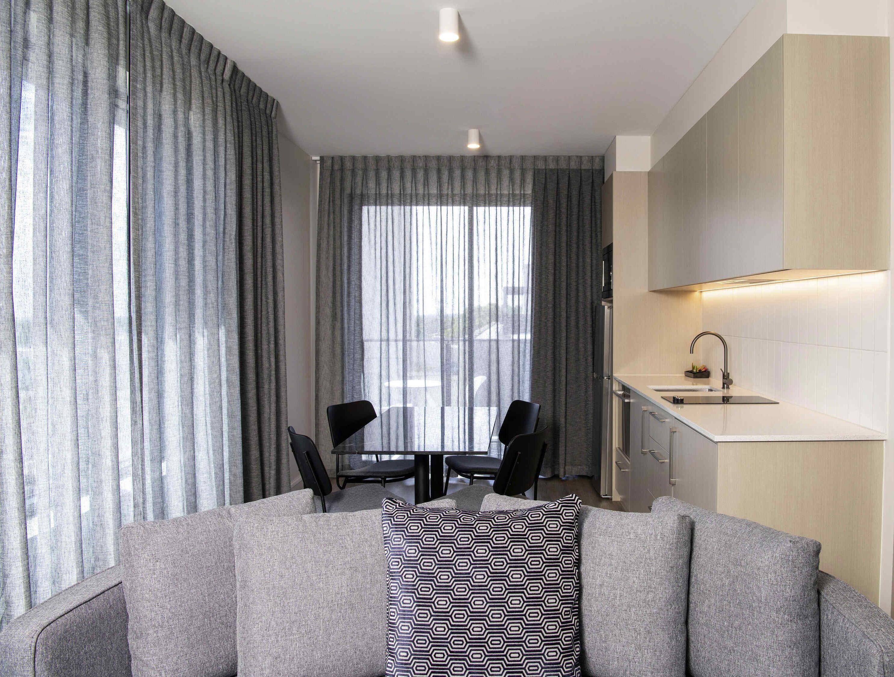 Apartamento executivo, 1 quarto | Cofres nos quartos, escrivaninha, ferros/tábuas de passar roupa