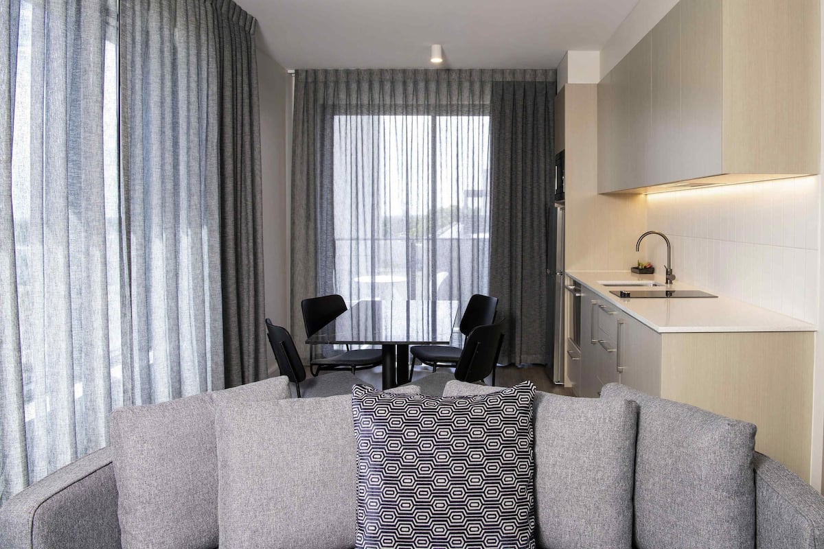 Apartamento executivo, 1 quarto | Cofres nos quartos, escrivaninha, ferros/tábuas de passar roupa