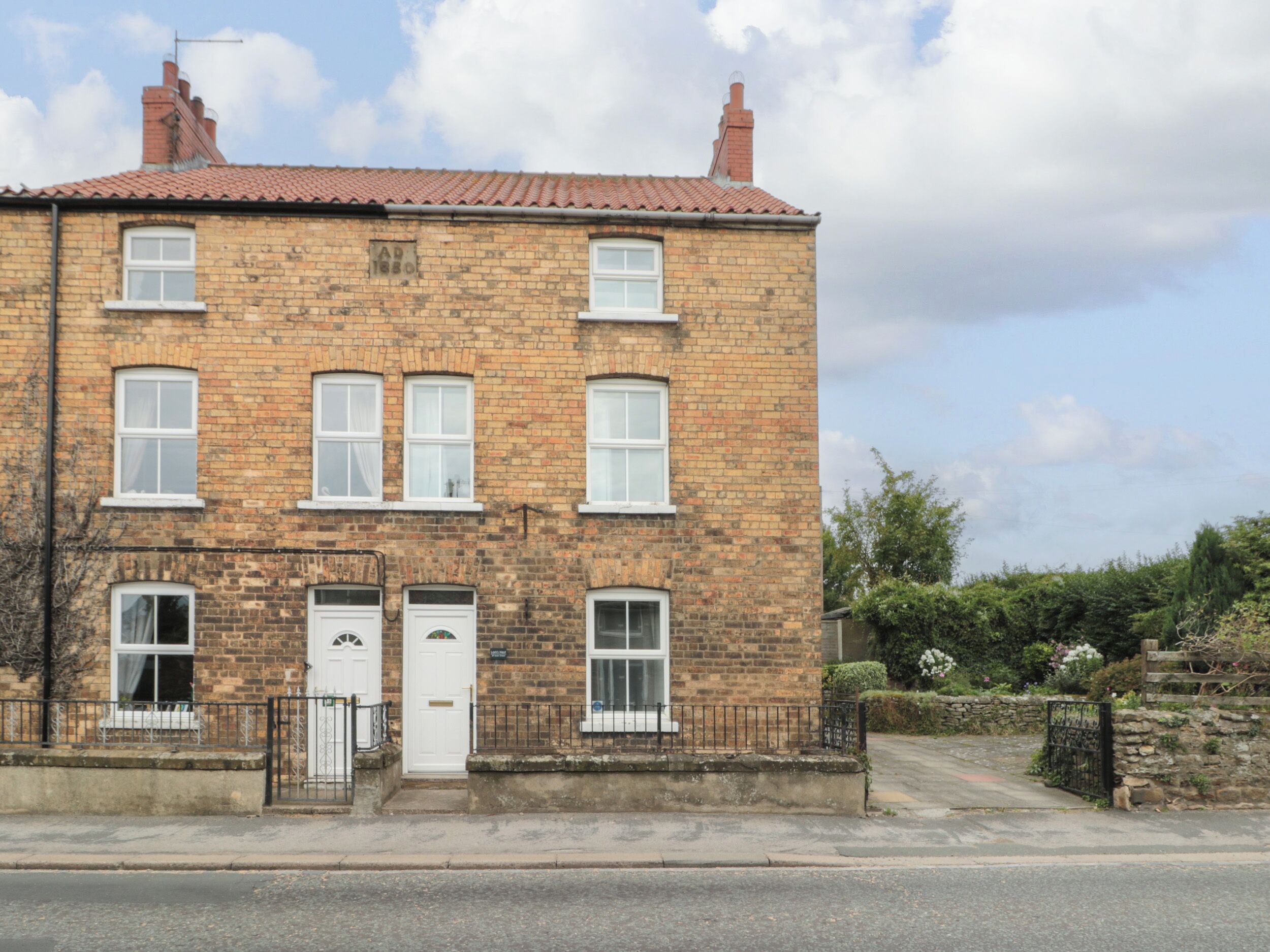 LARK'S NEST, pet friendly, character holiday cottage in East Ayton