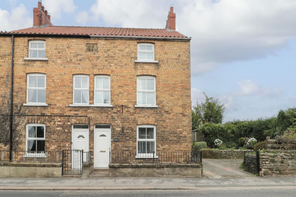 LARK'S NEST, pet friendly, character holiday cottage in East Ayton