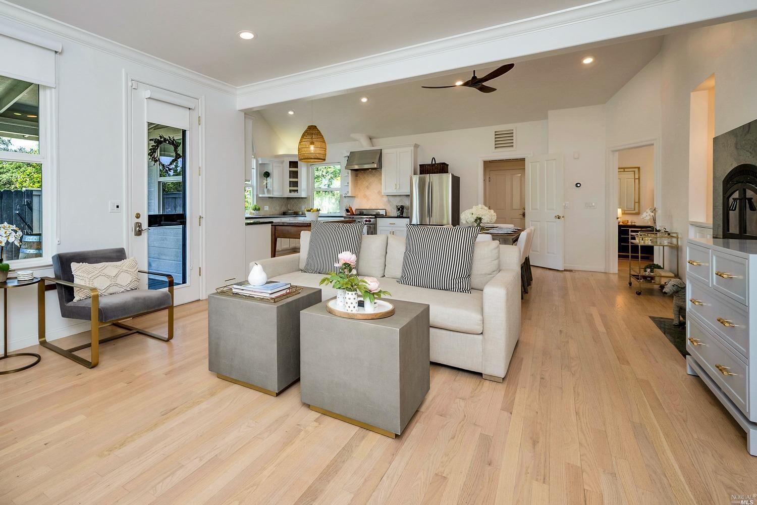 Télévision, cheminée