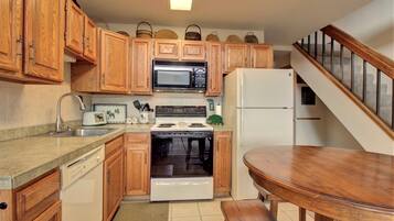 Condo, 1 Bedroom | Private kitchen