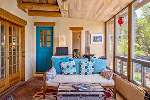 Smart-TV, peis og bøker