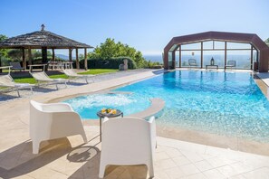 A swimming pool with lounge chairs and a gazebo. - Il Romitoio 12 (Castiglion Fiorentino)