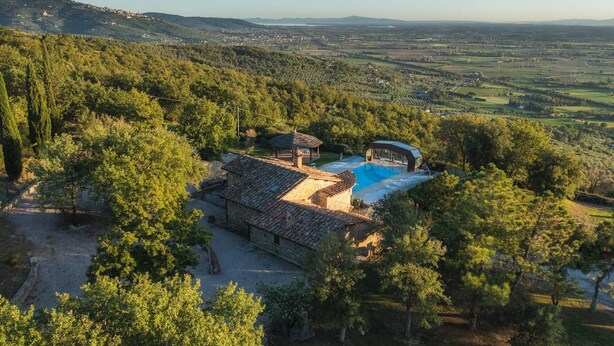 A villa with a swimming pool, surrounded by trees and hills. - Il Romitoio 12 (Castiglion Fiorentino)
