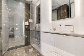 A modern bathroom with a glass-enclosed shower, a large mirror, and a white vanity with a sink and faucet. - Terrace Boutique in the Heart of The Rocks (The Rocks)