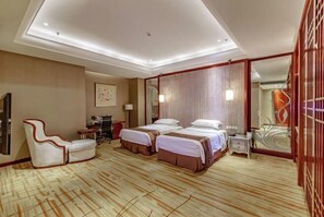 A hotel room with two beds, a sofa, a desk, and a mirror. - Wuxi Yuexi Grand Hotel (Huishan Wanda) (Wuxi)
