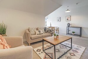 Apartment, 1 Queen Bed | Interior