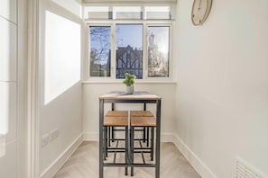 Apartment, 1 Queen Bed | Dining