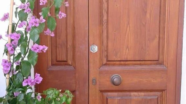 Une porte en bois avec un trou de serrure et un petit bouton de porte rond.