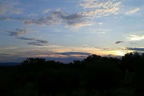 A sunset with a clear sky and silhouettes of trees. - Casa Annick Holiday Home Chianti Area Florence (Barberino Tavarnelle)