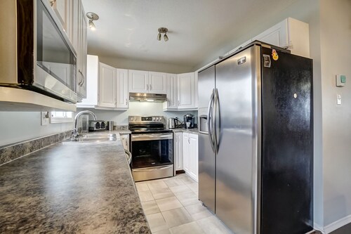 Beautiful stylish home with 3 bed rooms, a den and 2 full bathrooms