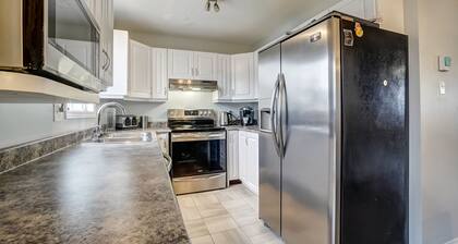 Beautiful stylish home with 3 bed rooms, a den and 2 full bathrooms