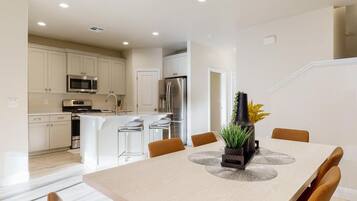 House, 3 Bedrooms | In-room dining