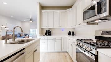 House, 3 Bedrooms | Private kitchen