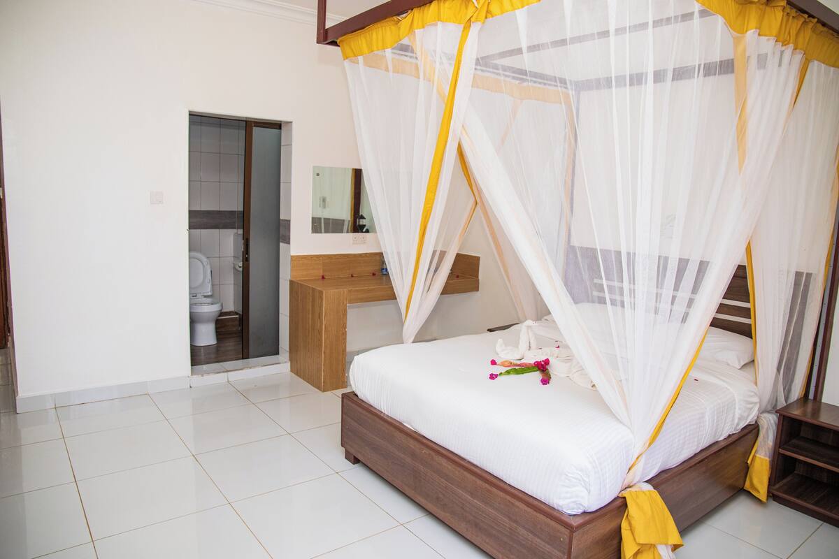 In-room safe, desk, laptop workspace, WiFi (free)
