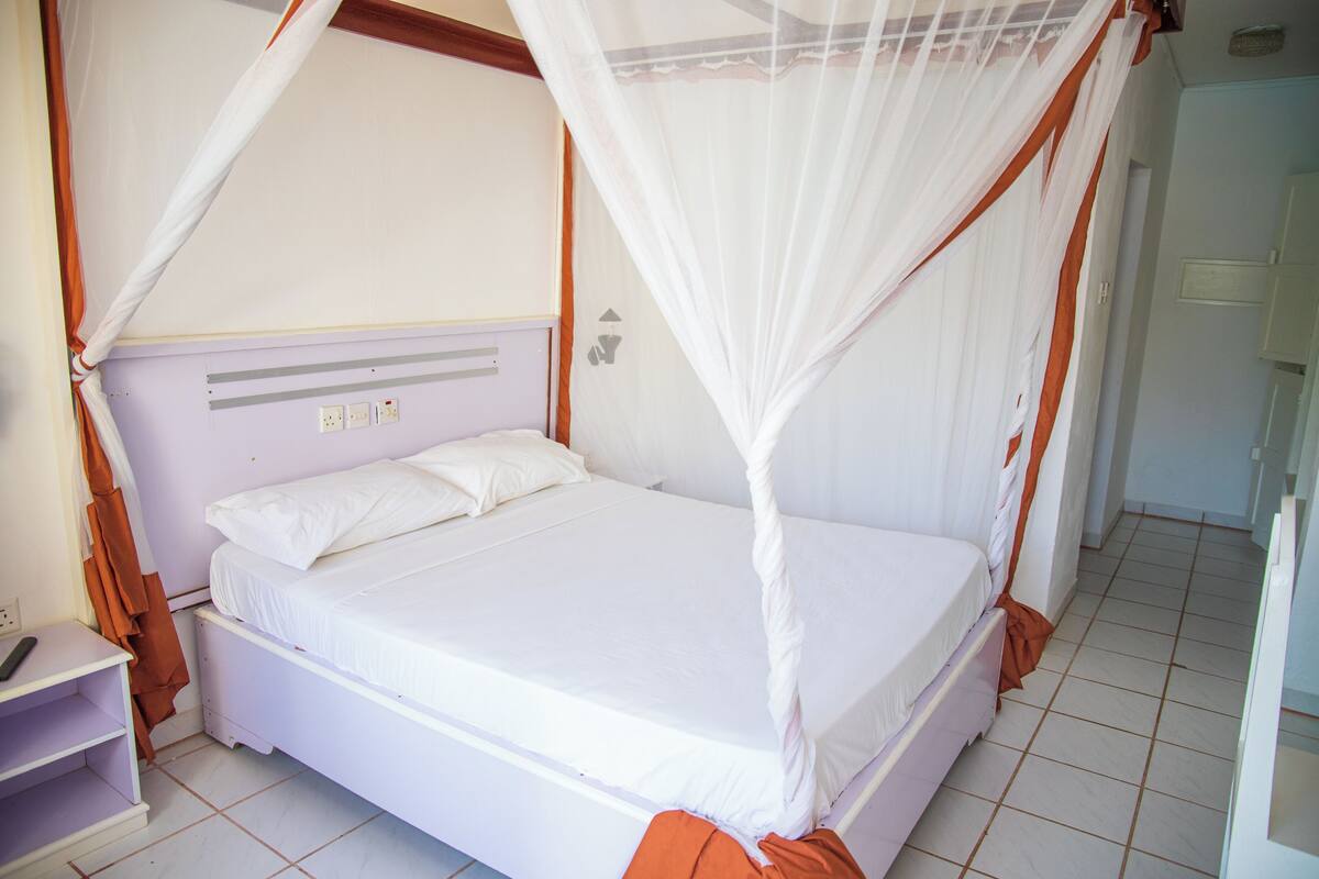 Standard Room | In-room safe, desk, laptop workspace, WiFi (free)