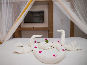 In-room safe, desk, laptop workspace, free WiFi - Diani Palm Resort (Diani Beach)