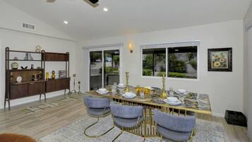 House, 2 Bedrooms | In-room dining