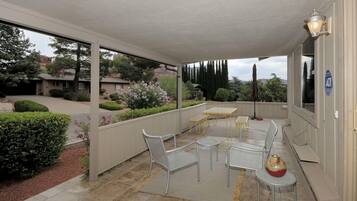 Casa, 2 habitaciones | Balcón