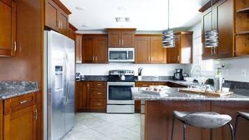 House, 5 Bedrooms | Private kitchen