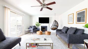 House, 5 Bedrooms | Living room