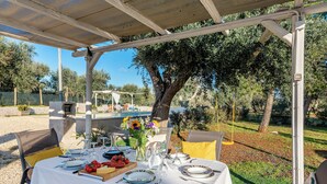 วิลล่าสำหรับครอบครัว, 2 ห้องนอน, ไมโครเวฟ (Trullo Delle Ginestre Private Pool) | รับประทานอาหารกลางแจ้ง
