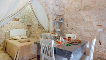 Family Villa, Multiple Bedrooms (Trullo Delle Ginestre Private Pool) | Dining