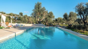 Kolam renang outdoor musiman