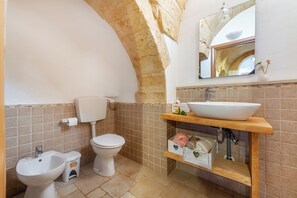 Biệt thự dành cho gia đình, nhiều phòng ngủ (Trullo Delle Ginestre Private Pool) | Phòng tắm | Buồng tắm vòi sen, máy sấy tóc, chậu vệ sinh/vòi rửa, khăn tắm 