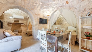Family Villa, Multiple Bedrooms (Trullo Delle Ginestre Private Pool) | Dining